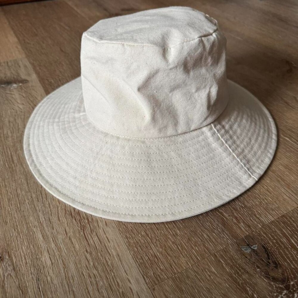 Madewell White bucket hat with‎ adjustable strap Size M/L